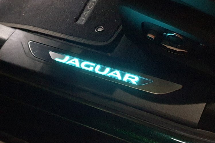 Jaguar-XF-D-wnetrze
