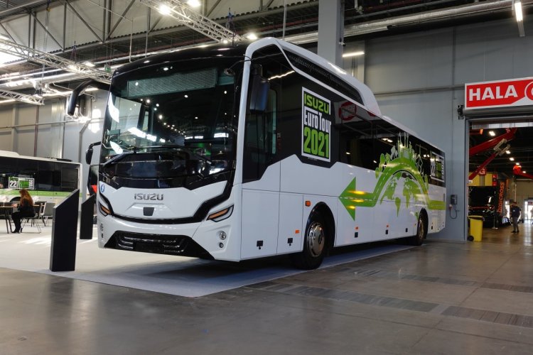 Międzymiastowy autobus na gaz ziemny? Takie rzeczy prezentowała firma Busimport, reprezentująca turecką markę Anadolu-Isuzu. Premierowy model Kendo 13 CNG wyposażono w silnik Cummins o mocy 320 KM. Autobus może przewieźć 63 pasażerów.
