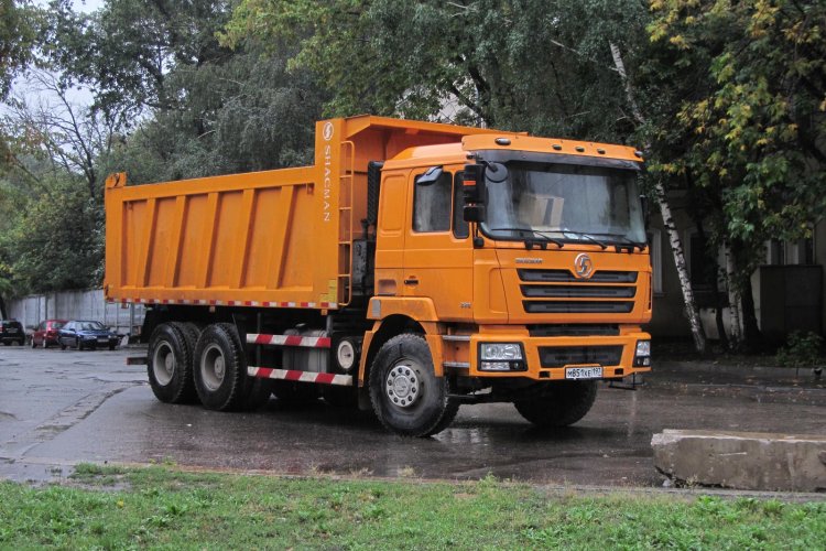 Załamanie dostaw komponentów motoryzacyjnych z Europy do Rosji może sprawić, że takie podzespoły i technologie popłyną szerszym strumieniem z Chin. Na zdjęciu chińska wywrotka Shacman 335 na moskiewskiej ulicy.