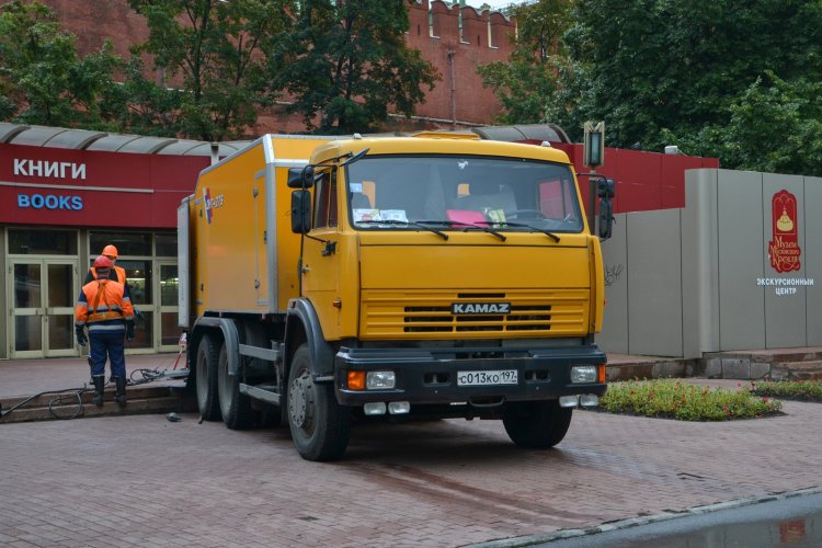 Kamaz 6511 z charakterystyczną kabiną K3, która jest doskonale kojarzona z polskich ulic czasów PRL. Rosjanie zaczęli stosować nowsze kabiny Mercedesa, których zapasy po zaniechaniu współpracy z koncernem Daimler szybko się kończą. Kamaz w zastępstwie proponuje klientom stary typ kabiny, której produkcję uruchomiono w 1969 roku. Naprędce też szykuje nową kabinę, która ma się pojawić pod koniec roku.