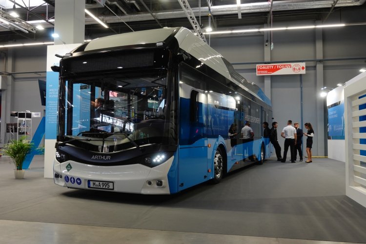 Arthur Bus to nowa marka promująca podczas targów Transexpo autobus własnej konstrukcji zasilany poprzez ogniwa paliwowe – Arthur H2 Zero 12. Pojazd ten zbudowano od zera w ciągu 12 miesięcy, uwzględniając nawet czas na uzyskanie europejskiej homologacji. W perspektywie pięciu lat firma chciałaby rozwinąć gamę autobusów elektrycznych i wodorowych długości 10, 12 oraz 18 metrów, a także trolejbusów. Współzałożycielami firmy są niemieccy przedsiębiorcy Gerhard Mey oraz Philipp Glonner, doświadczeni specjaliści z branży automotive. Pierwszy z nich postanowił rozwijać własną markę pojazdów transportu publicznego. Spółka Arthur Bus została powołana równolegle w Polsce i w Niemczech w marcu ub.r. 100% udziałów polskiej spółki należy do Arthur Bus GmbH. Obie spółki należą do Grupy Arthur specjalizującej się w dostawie infrastruktury, paliwa i pojazdów, dzięki czemu Grupa jest w stanie dostarczyć kompleksowe rozwiązania dla przewoźników. Polski oddział zbudował w ciągu roku zaplecze produkcyjne, konstrukcyjne oraz R&D w Lublinie. W projekt zaangażowanych jest ok. 40 inżynierów po stronie polskiej.