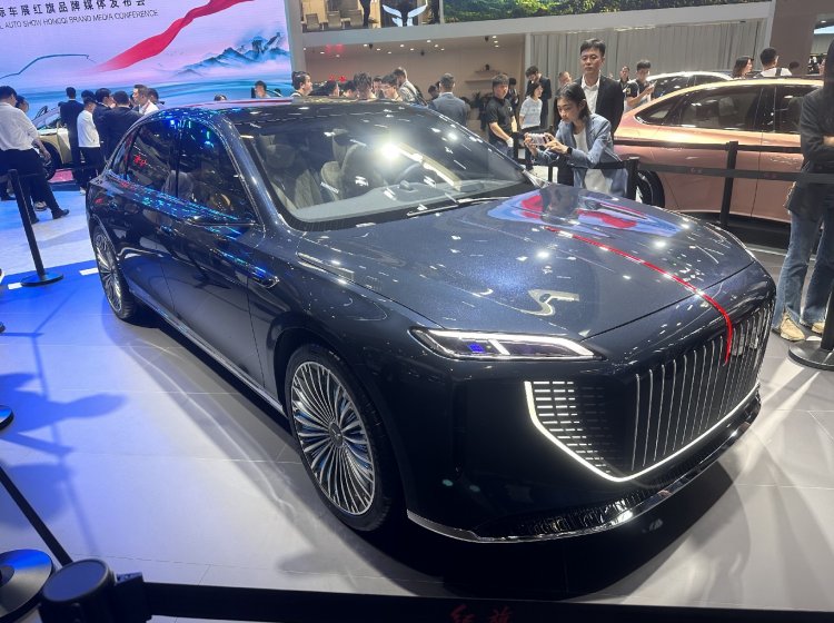 Hongqi E702 brzmi jak kolejny numer w katalogu, ale wygląda imponująco. Choć tego nie widać, to samochód o napędzie elektrycznym.