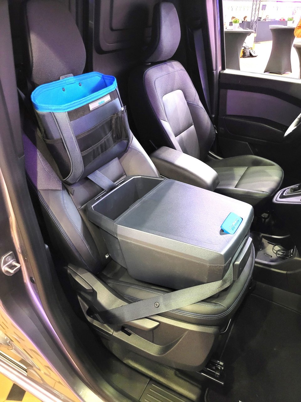 Aranżacja kabiny Towstara to obecnie jeden z najlepszych projektów w segmencie lekkich aut dostawczych. Cieszy jakość wykonania oraz ergonomia. Smucą – grube słupki A ograniczające widoczność po skosach.