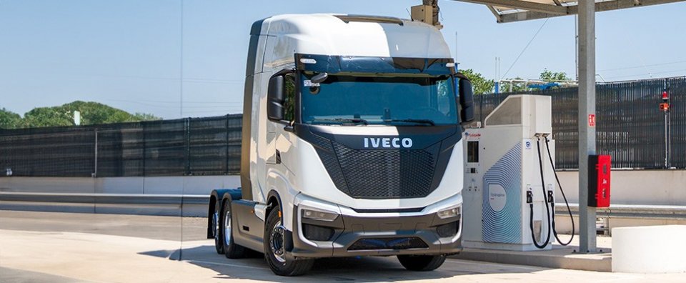 Air Liquide i Iveco Group potwierdzają swoje zaangażowanie w rozwój technologii wodorowej podczas inauguracji pierwszej w Europie wysokociśnieniowej stacji tankowania wodoru dla samochodów ciężarowych obsługujących transport długodystansowy