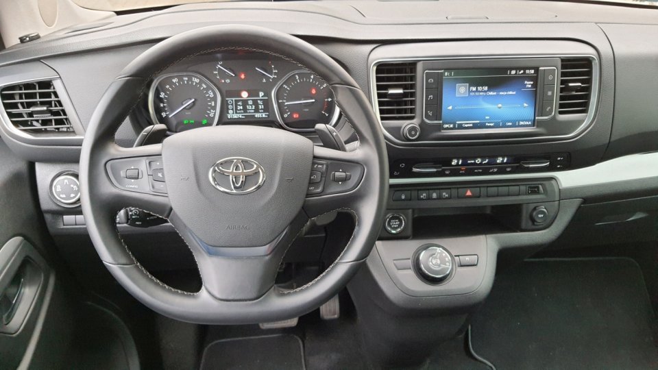 Deska rozdzielcza Toyoty jest jedną z mniej praktycznych w segmencie. Brakuje tu sensownych schowków i uchwytów. Same tworzywa są twarde i dość średniej jakości, a po tysiącach kilometrów wszystko zaczyna skrzypieć.
