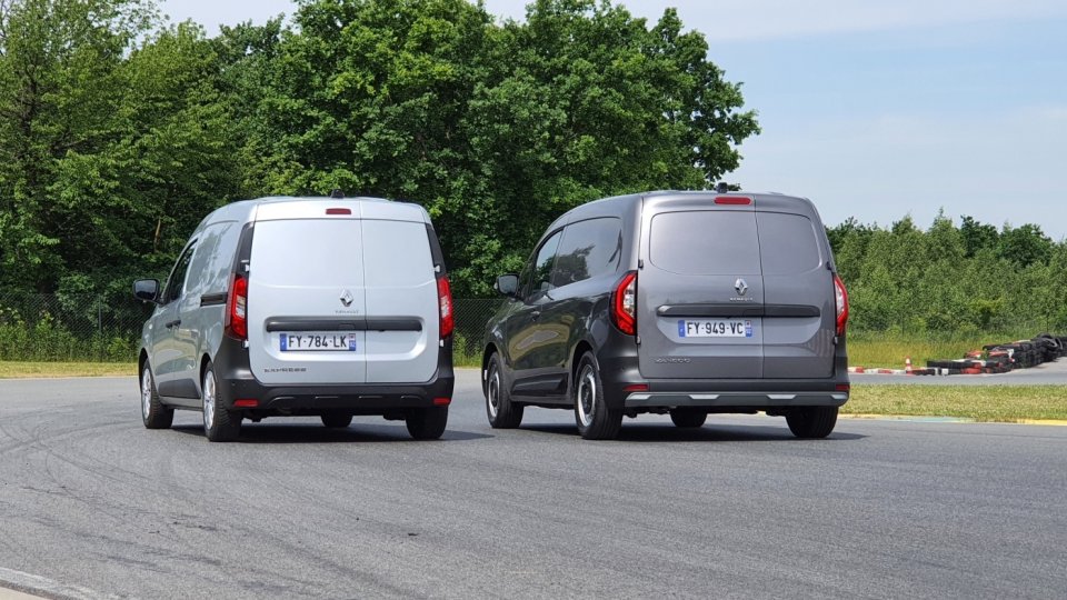 Renault Express Van różni się od modelu Kangoo Van znacząco. Pierwszy z nich jest węższy, oferuje nieco mniejszą kubaturę ładunkową,  oferowany jest w mniejszej liczbie wersji i jest gorzej wyciszony. Za to Express Van jest wyraźnie tańszy od Kangoo.