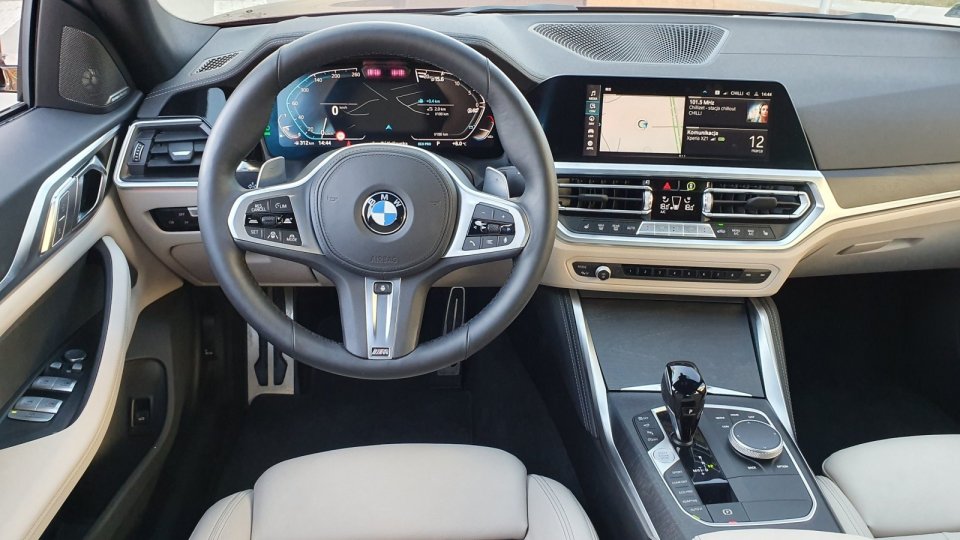 Nie można nic zarzucić projektowi wnętrza, jego ergonomii oraz użytym materiałom. To, co w ostatnich latach zmieniło się w modelach BMW na plus, to mocniejszy akcent położony na przytulność.