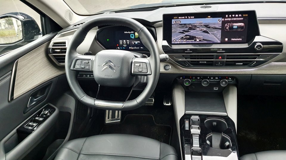 Ergonomia modelu C5 X w naszym odczuciu stoi na wyższym poziomie niż w innych modelach Citroëna. We wnętrzu zastosowano zestaw cyfrowych wskaźników, a także 12-calowy ekran multimedialny na środkowej konsoli. Nauczenie się obsługi i znalezienie różnych funkcji wymaga trochę czasu. Cieszy fakt, że bezprzewodowe sparowanie smartfona z systemem pojazdu jest szybkie, a sam ekran jest czytelny.