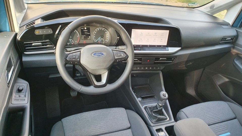 Obszerność wnętrza, wszechobecne praktyczne schowki i dobra jakość wykonania mogą przyciągnąć uwagę kierowców zainteresowanych użytkowaniem modelu Tourneo Connect jako auta rodzinnego. Współczesne SUV-y podobnej wielkości oferują tylko ułamek funkcjonalności i przestronności premierowego Forda.