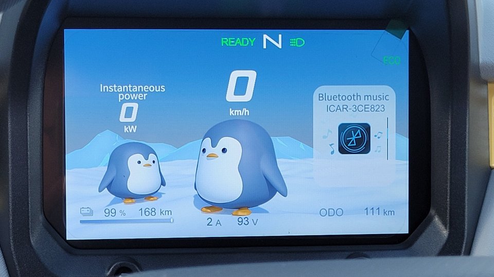 Klasyczny wygląd ekranu można zastąpić zabawnymi grafikami kołyszących się pingwinków, w momencie gdy pojazd jest w ruchu.