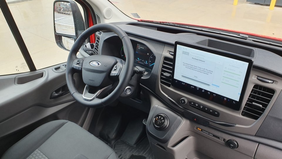 Wyposażenie elektrycznego Forda, jak na standardy aut użytkowych, jest naprawdę znakomite. Klimatyzacja automatyczna i wielki ekran multimedialny z mnóstwem ważnych funkcji oraz seryjną nawigacją to elementy, za które u rywali słono dopłacimy.