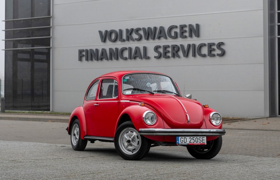 Historia mojego Garbusa jest bardzo ciekawa, ponieważ pierwszy właściciel pracował w fabryce Volkswagena w Hanowerze. Dzisiaj samochód po gruntownej naprawie mechanicznej i blacharsko-lakierniczej znów wozi pracownika koncernu VW! I ma już 51 lat!
