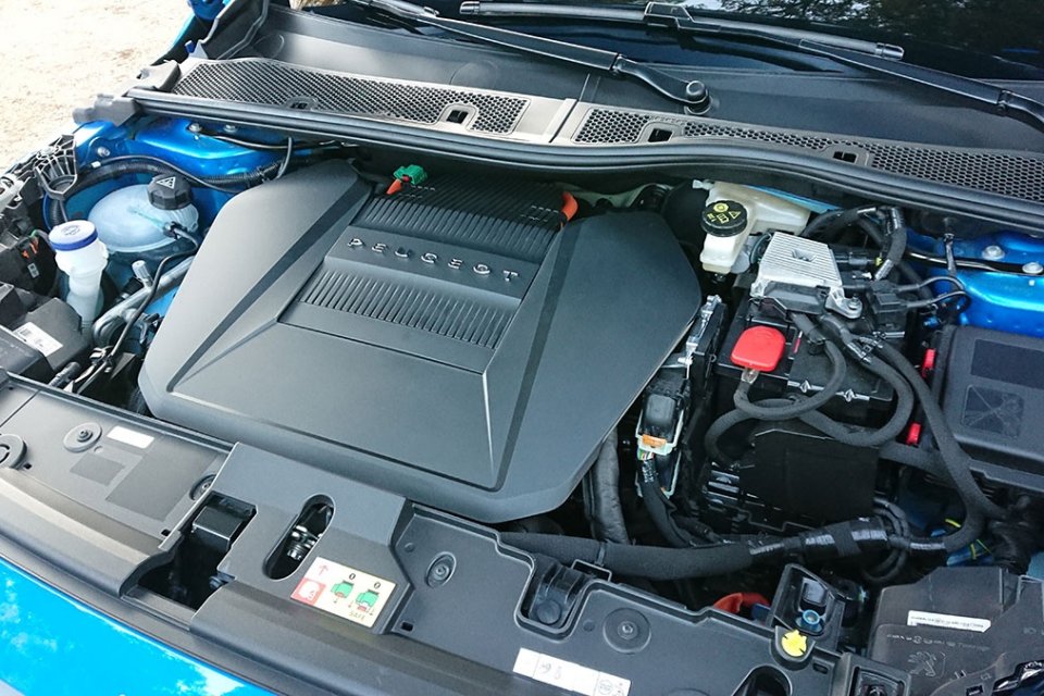 Bezemisyjny Peugeot jest napędzany silnikiem elektrycznym o mocy 136 KM, napędzającym koła przednie. Jak przystało na samochód elektryczny, maksymalny moment obrotowy 260 Nm jest dostępny natychmiast po naciśnięciu pedału gazu.