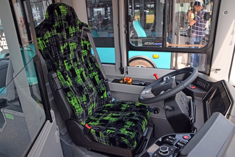 Wyposażenie standardowe autobusu jest więcej niż przyzwoite. Wygodny pneumatyczny fotel jest wyposażeniem standardowym, podobnie jak zapłon bezkluczykowy, gniazda USB, 10,1-calowy multimedialny ekran dotykowy oraz w pełni cyfrowy panel instrumentów o przekątnej 12,3 cala. Wnętrze autobusu jest estetyczne i przemyślane. Szkoda, że jakość montażu już nie stoi na tak wysokim poziomie.