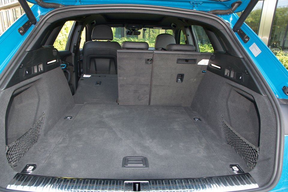 Ustawny bagażnik Audi e-tron ma pojemność 600 litrów, którą po opuszczeniu oparć kanapy powiększymy do 1275 litrów. Ten drugi parametr nie jest wybitnym wynikiem, biorąc pod uwagę rozmiary pojazdu.
