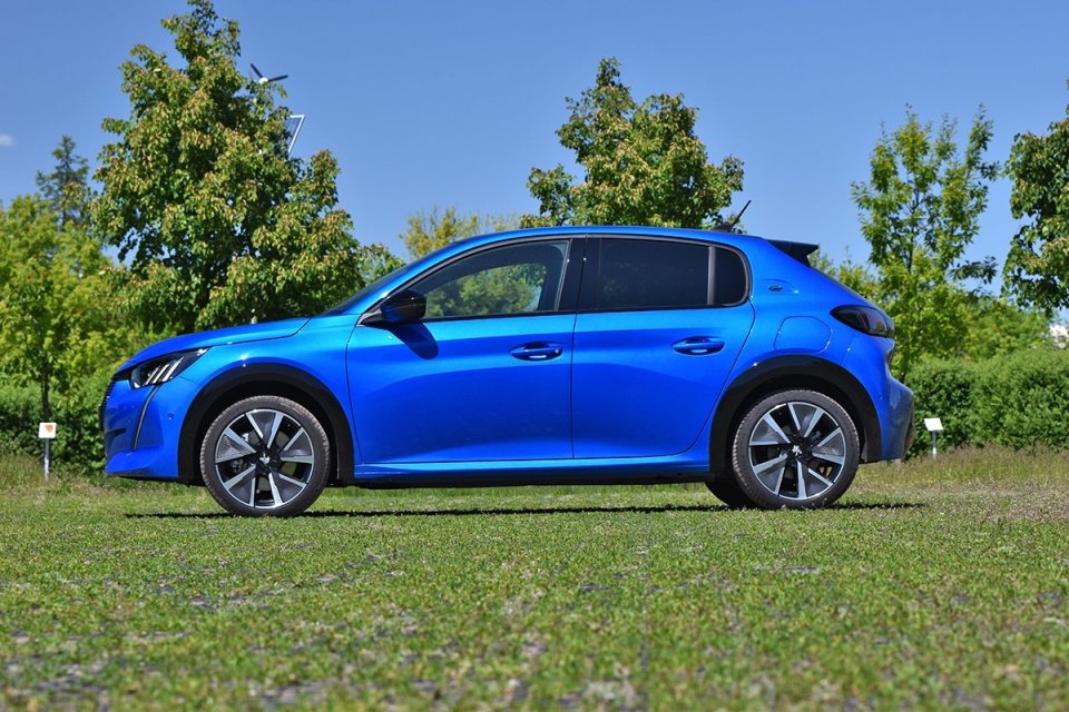 Peugeot e-208 jest obecnie ciekawszą propozycją niż Renault Zoe, ale jednocześnie musi jak równy z równym mierzyć się z Oplem Corsa-e oraz Mini Cooperem SE.