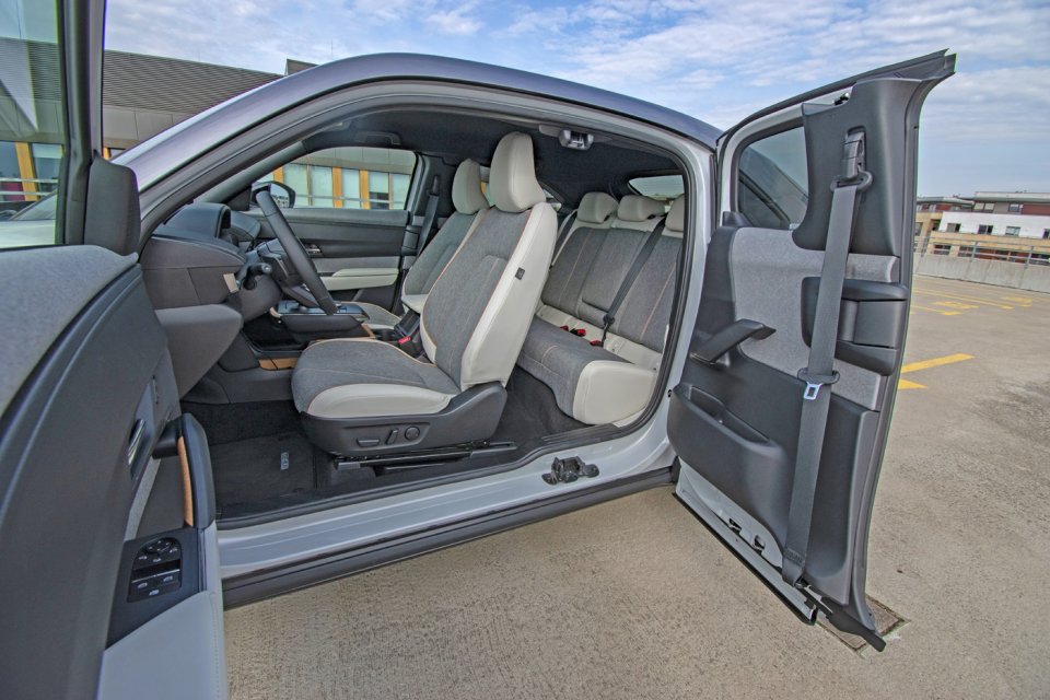 Tak otwierane drzwi znamy nie tylko z BMW i3 oraz Fiata 500 3+1, ale znacznie wcześniej pojawiło się ono w Maździe RX-8 zaprezentowanej w 2001 roku.