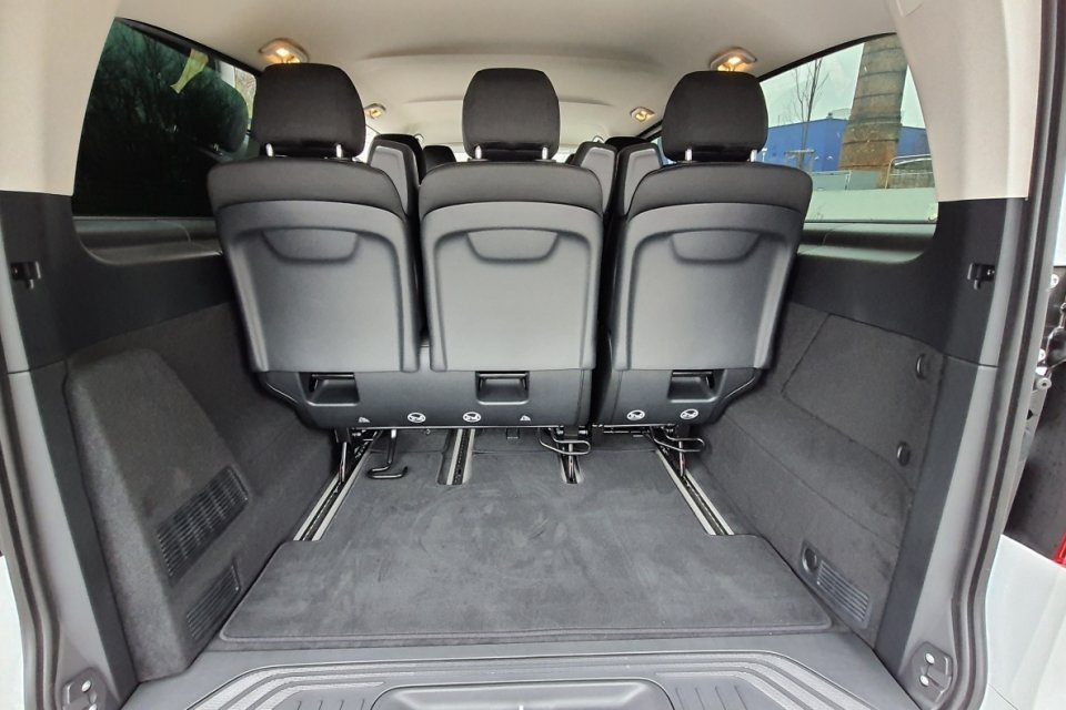 Ośmio-lub dziewięcioosobowego minibusa możemy zamienić w pojazd użytkowy o kubaturze ładowni 4,6 m3. Wymontowanie foteli nie jest taką prostą sprawą ze względu na ich ciężar.