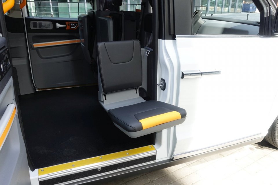 W wersji bez rampy, po której mogą wjechać wózki inwalidzkie, producent proponuje rozkładany i wysuwany na zewnątrz fotel ułatwiający zasiadanie we wnętrzu pasażerom z niepełnosprawnościami.