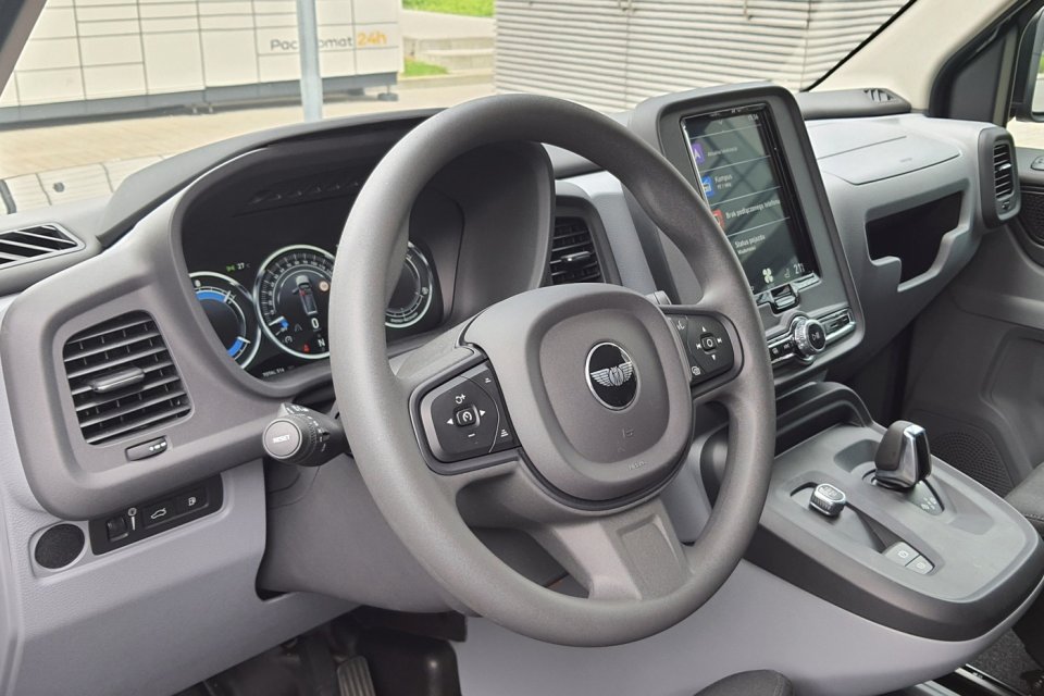 Kierownica, zestawy zegarów, przełączników, a nawet dźwignia zmiany przełożeń pochodzi z najnowszych modeli Volvo.