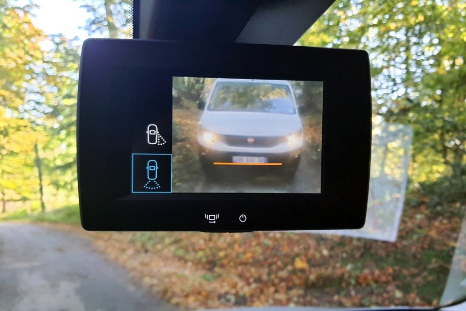 Specjalny monitor może pokazywać do wyboru trzy obrazy: szeroki widok za pojazd, gdy jedziemy do przodu, zupełnie jak w klasycznym lusterku wstecznym, widok tuż za pojazdem w momencie cofania oraz widok boczny z prawej strony, co eliminuje martwe pole.