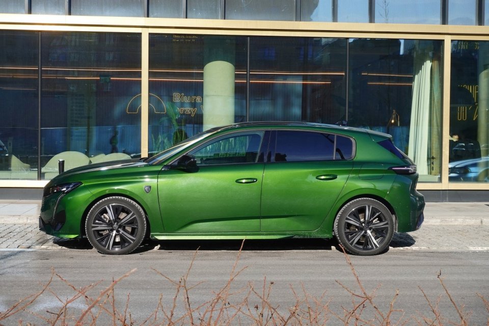 Niby bliźniaczy do Opla Astry, a jednak inny. 308 to pięknie  narysowany samochód z efektownym logotypem,  który pasuje do agresywnej sylwetki i niebanalnej zieleni.