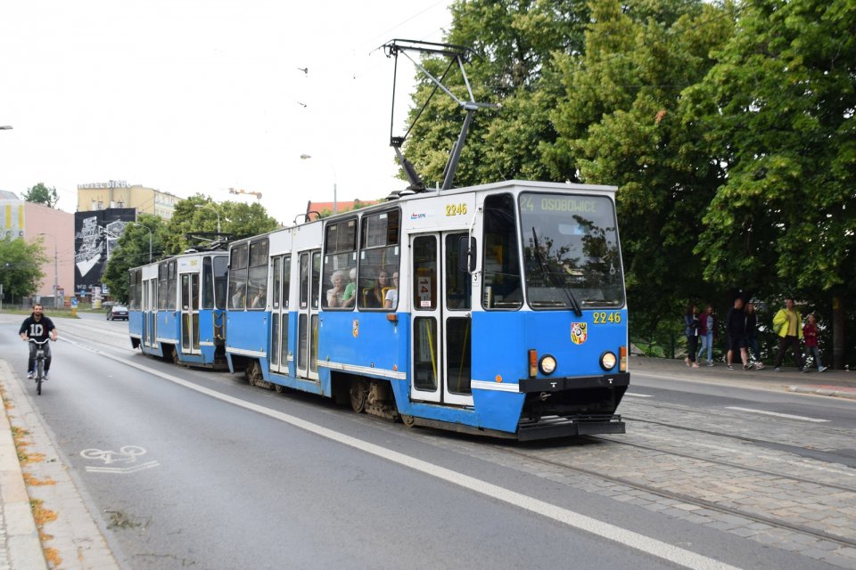 Ciekawym sposobem wsparcia dla Ukraińców jest odstawianie na bok wymienianych pojazdów transportu publicznego, a nie kasowanie ich lub sprzedawanie. Wycofywane tramwaje Konstal 105Na zamierza przekazać Wrocław. Aż 18 autobusów już pojechało do Ukrainy z przedsiębiorstw komunikacyjnych w Krakowie i na Śląsku.