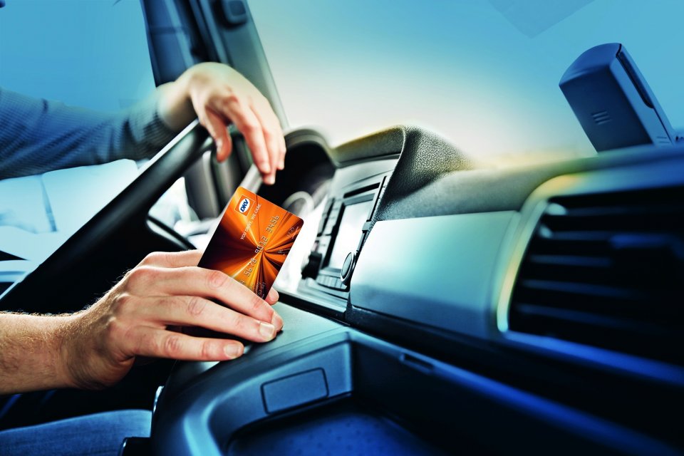 Sieć stacji DKV Mobility liczy dziś 64 000 lokalizacji. Wedle obietnicy złożonej branży transportowej – by wspomóc jej transformację w kierunku zrównoważonej przyszłości – operator inwestuje w rozbudowę liczby stacji z paliwami alternatywnymi. Dążeniem jest, by w każdej z kategorii zielonych paliw oferować najwięcej punktów dostępnych z użyciem jednej karty paliwowej. Mamy więc w sieci około 20 000 stacji z paliwami alternatywnymi, jak LNG, CNG, LPG i wodór.  