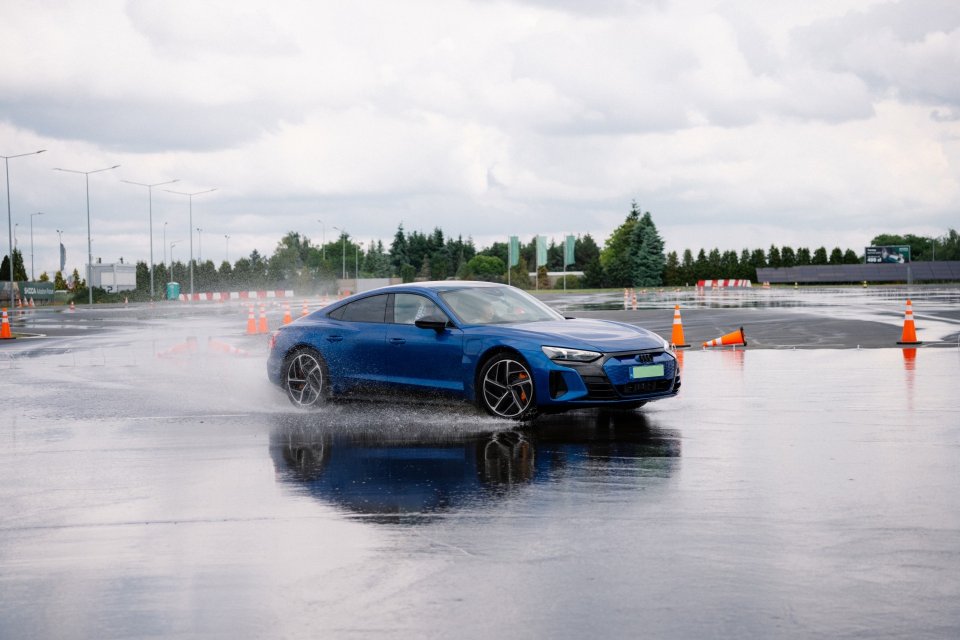 Wisienką na torcie części praktycznej były próby na autodromie. Instruktorzy ze Szkoły Auto Škody za kierownicą Volkswagen ID.4 oraz Škody Enyaq RS pokazali, jak działają systemy bezpieczeństwa i do czego zdolne są samochody elektryczne, jeżeli kierowca ma odpowiednie kompetencje do ich prowadzenia. 