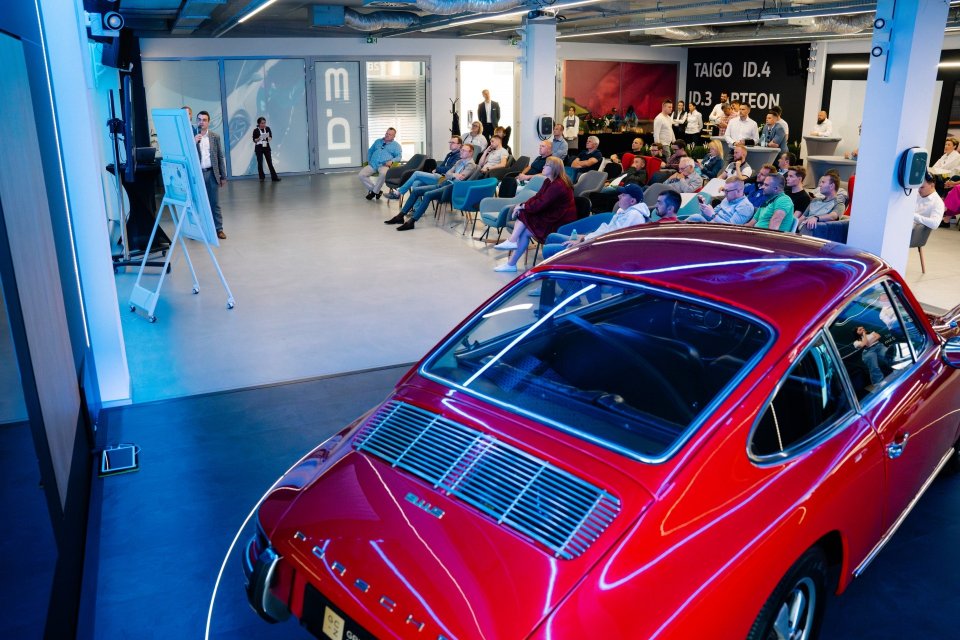 Równolegle z zajęciami na autodromie odbywała się część teoretyczna spotkania, gdzie poza możliwością wysłuchania prelekcji można było zadać pytania i podyskutować z prelegentami. Taka interakcja to ogromna zaleta spotkań twarzą w twarz.