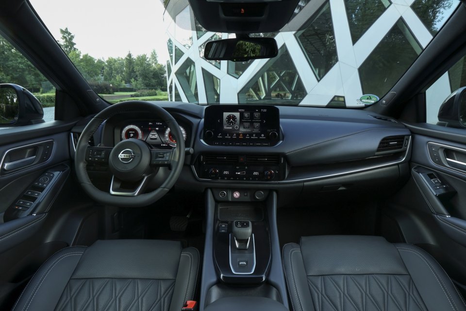 Przytulność wnętrza od zawsze była mocną stroną Qashqaia, zwłaszcza topowych wersji. Nissan na szczęście nie poszedł drogą tabletyzacji wszystkiego, tylko postawił na praktyczność i obsługę ważnych funkcji przy użyciu przycisków i pokręteł.