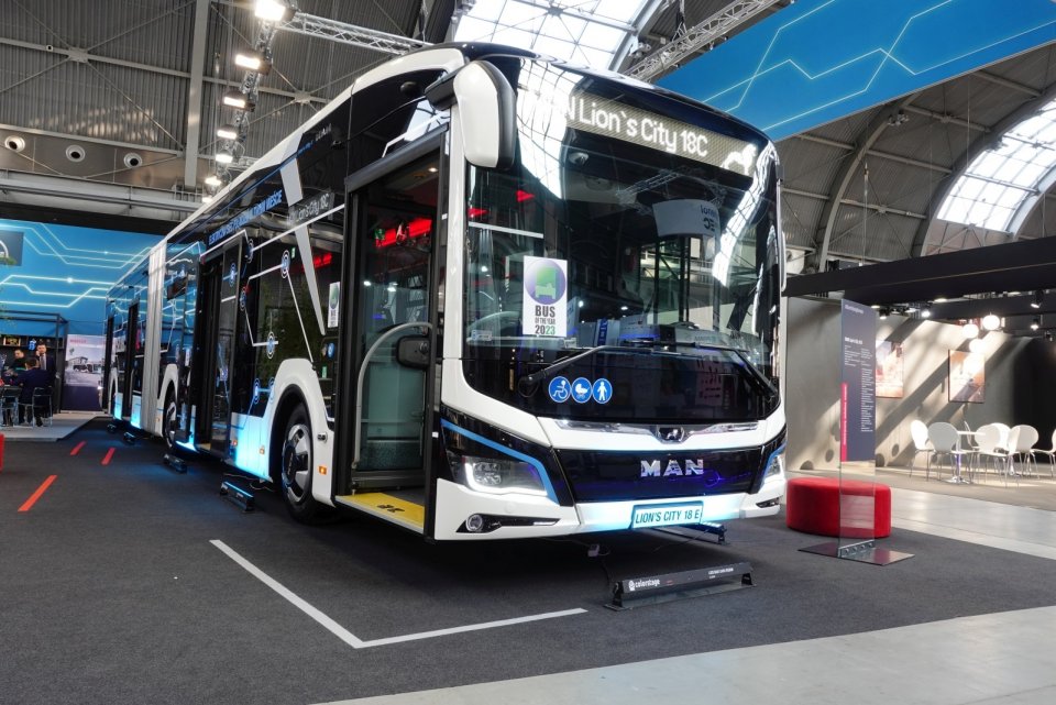  Elektryczny MAN Lion`s City, produkowany w zakładzie MAN Bus Starachowice, został wybrany Autobusem Roku 2023, czym oczywiście producent pochwalił się na Targach Transexpo. Przypomnijmy, jak dotąd jedynym autobusem elektrycznym, jaki uzyskał ten tytuł, był Solaris Urbino Electric w 2017 roku. MAN konkurował w tym roku o ten tytuł z modelami HigerAzure, Mercedes-Benz eCitaro, Volvo BZL oraz Karsanem e-ATA 12. MAN Lion’s City 18 E może przewieźć 146 pasażerów. Pojazd oferuje moc 320 kW i maksymalny moment obrotowy 3500 Nm. Wyposażony jest w zestaw akumulatorów trakcyjnych o pojemności 640 kWh, pozwalający na przejechanie 350 km. Możliwe jest jego ładowanie z użyciem ładowarki CCS 2 mocą 150 kW lub przez pantograf mocą nawet 600 kW.