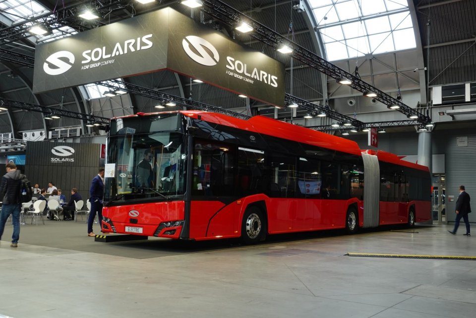 Solaris zaprezentował w Kielcach przegubowego Urbino 18,75 electric w barwach przewoźnika z Oslo oraz Urbino 12 electric z nowym systemem akumulatorów trakcyjnych. Pierwszy z tych pojazdów – Urbino 18,75 electric – to jeden ze 183 podobnych autobusów zamówionych przez Unibuss AS z Oslo. To największe dotychczas zamówienie na przegubowe autobusy elektryczne marki Solaris. Drugi z autobusów – Urbino 12 electric – wyposażono w zestaw baterii o pojemności 520 kWh. Gwarantuje on realny zasięg autobusu na poziomie 300 km. Magazyny energii można ładować za pomocą jednego z dwóch gniazd plug-in, umieszczonych nad nadkolem, a także z przodu pojazdu. Pojazd wyposażony jest w oś elektryczną z dwoma zintegrowanymi silnikami elektrycznymi o mocach 125 kW każdy.