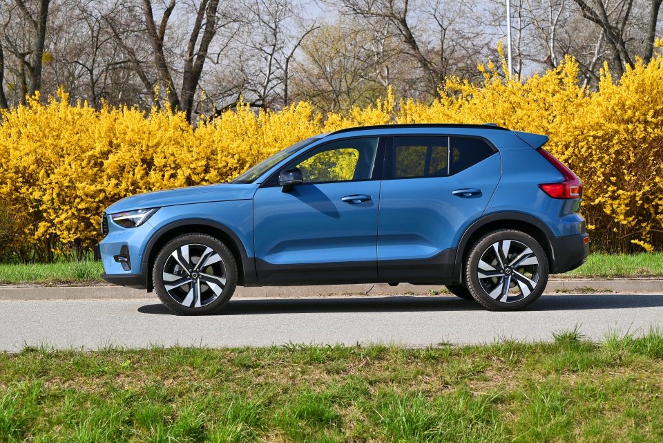 Na tle rywali segmentu premium Volvo XC40 wyróżnia się m.in. bardziej pokaźnym 21-centymetrowym prześwitem, najmniejszą średnicą zawracania (11,4 m) oraz względnie atrakcyjnym poziomem cen. 