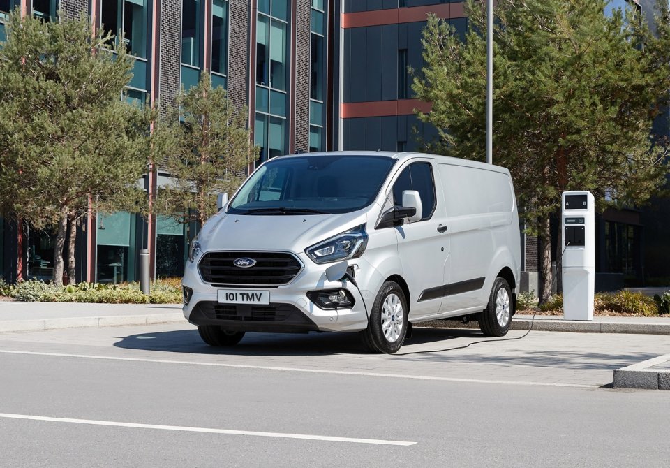 Hybryda plug-in – taką technologię znajdziemy w modelu Transit Custom i Tourneo Custom. To, co wyróżnia nasze rozwiązanie plug-in, to fakt, że jedynie silnik elektryczny przenosi napęd na koła, a silnik spalinowy stanowi tylko tzw. range extender i służy do ładowania baterii. To rozwiązanie jest kluczowe w przypadku aut dostawczych, ponieważ zapewnia uniwersalność samochodów w trybie pracy silnika spalinowego (zasięg ponad 500 km) i zeroemisyjność w trakcie jazdy w trybie EV (50 km zasięgu na prądzie przy naładowanej baterii).