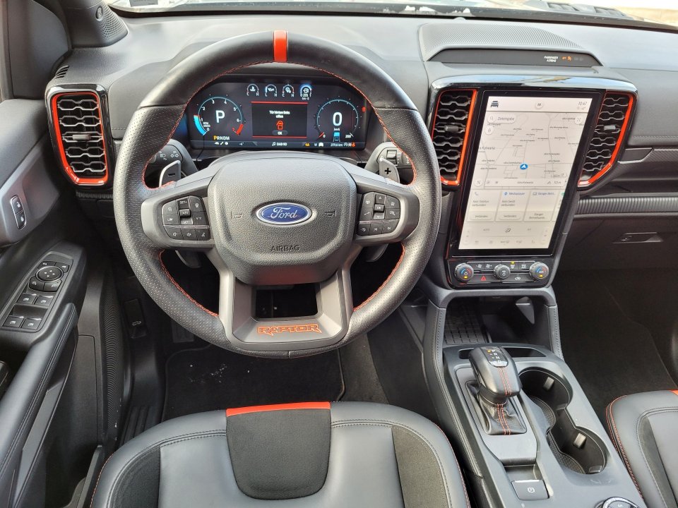 Kabina Rangera przypomina nowoczesne pojazdy SUV. Obsługę wielu istotnych funkcji dokonujemy obecnie wyłącznie przez duży, dotykowy ekran.