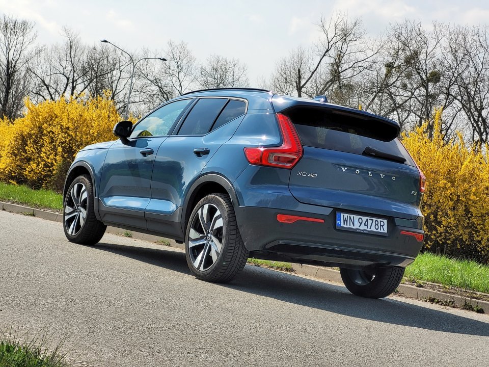 Odmłodzone Volvo XC40 możemy zamówić w efektownym kolorze Fjord Blue (jak na zdj.) dostępnym wcześniej wyłącznie w modelu C40 Recharge. XC40 powstaje w belgijskiej fabryce w Ghent oraz w Chinach.
