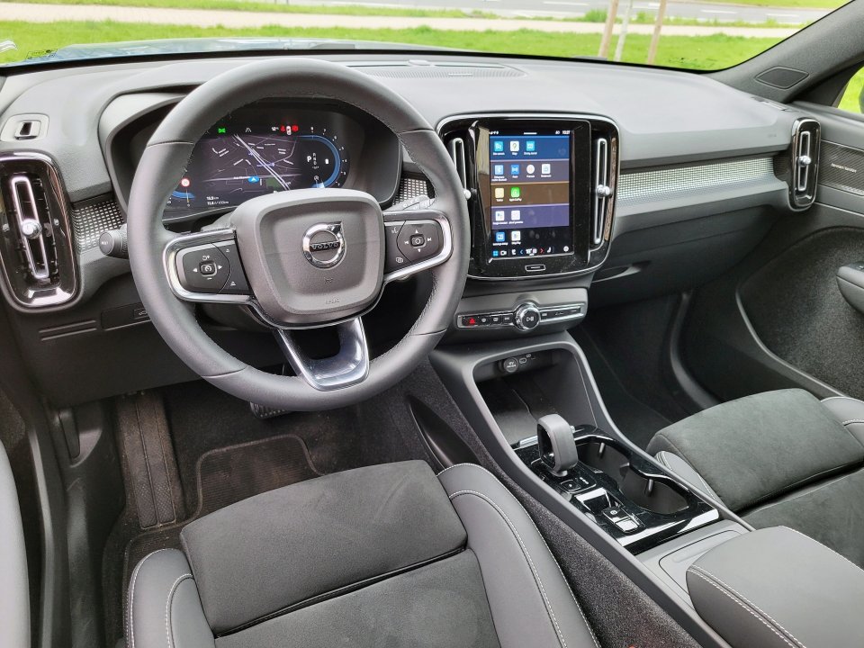 Szlachetny wygląd, przemyślane detale, interfejs Google, wygoda foteli i prowadzenie to jedne z wielu zalet wnętrza modelu XC40. O dopracowaniu Volvo świadczą detale. Schowki drzwi wyścielono tapicerką, dzięki czemu umieszczone w nich przedmioty nie łomoczą podczas jazdy. Schowki są na tyle obszerne, że bez problemu mieszczą półtoralitrowe butelki.