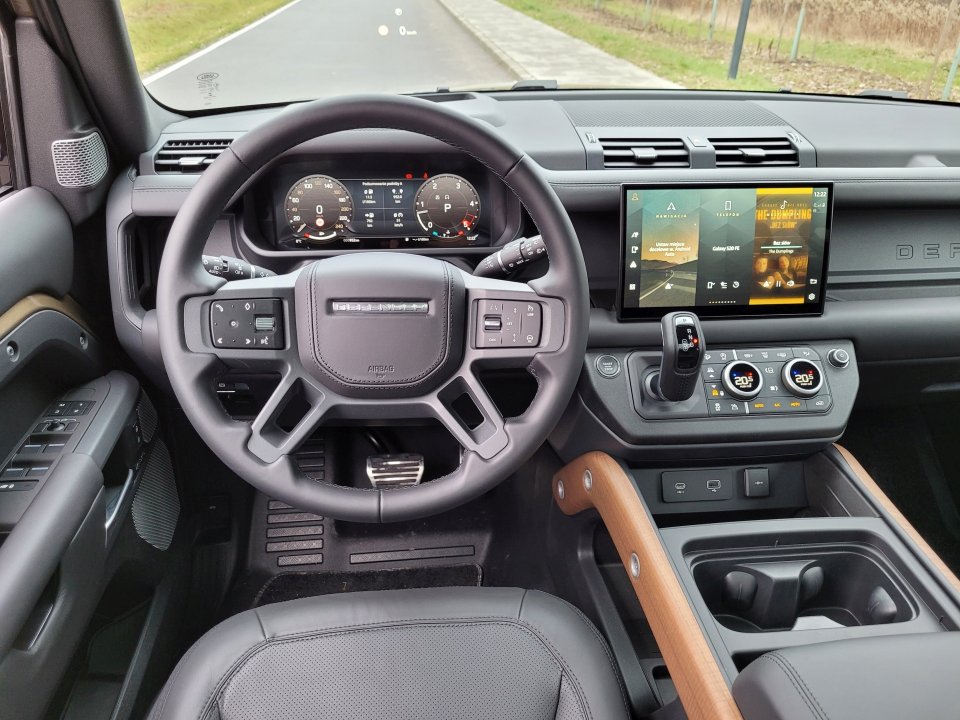 Land Rover ma dobrą rękę do tworzenia przytulnych i nieprzekombinowanych wnętrz. Nie inaczej jest w Defenderze. Zwraca uwagę bardzo dobra jakość wykończenia nieprzeładowana funkcjami, a mimo to pełna nowoczesnych multimedialnych rozwiązań deska rozdzielcza. 