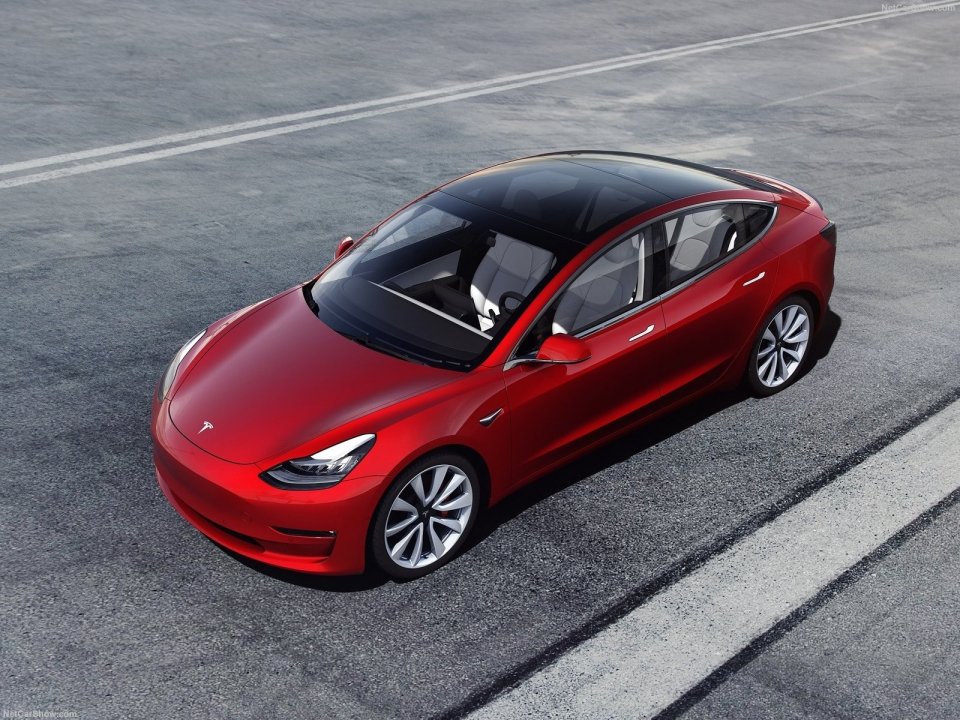 Drugim najpopularniejszym elektrykiem w Polsce była Tesla Model 3. Do końca maja zarejestrowano ich 699 egzemplarzy ze średnią ceną sprzedaży wynoszącą 261 800 zł.