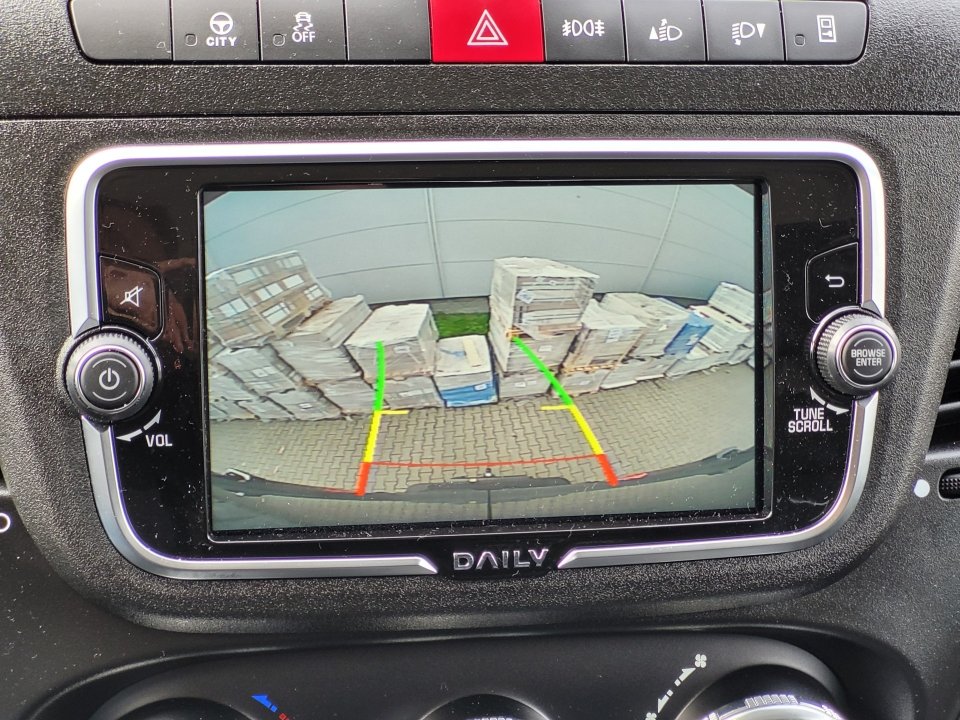 W części pasażerskiej oczywiście znajdziemy wiele elementów wyjętych z modeli Fiata, np. pokrętła układu klimatyzacji i zegary. W lepiej wyposażonych wersjach możemy korzystać z systemu audio i nawigacji z dotykowym ekranem, Bluetooth czy oglądać na wyświetlaczu obraz z kamery cofania za pojazdem.