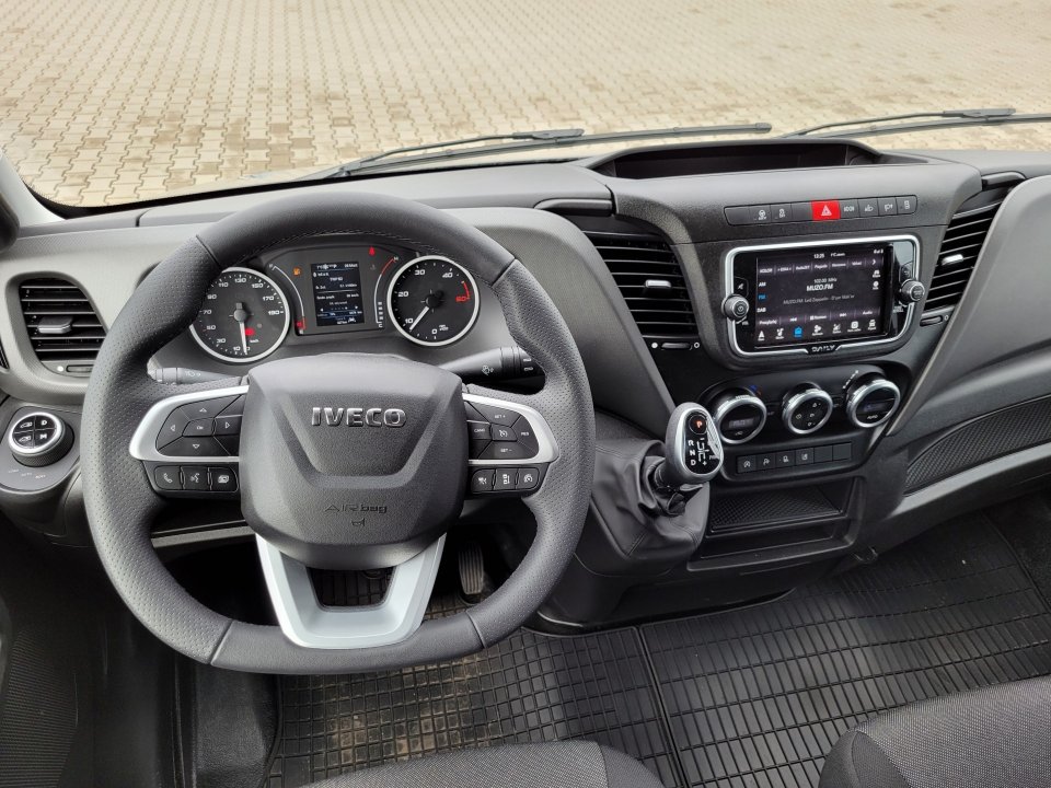 W części pasażerskiej oczywiście znajdziemy wiele elementów wyjętych z modeli Fiata, np. pokrętła układu klimatyzacji i zegary. W lepiej wyposażonych wersjach możemy korzystać z systemu audio i nawigacji z dotykowym ekranem, Bluetooth czy oglądać na wyświetlaczu obraz z kamery cofania za pojazdem.