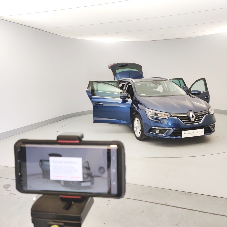 Salon Kruba Group posiada najbardziej rozbudowaną wersję platformy Virtual Car 360 ze swoistym studiem fotograficznym i obrotnicą. Samochody są skanowane z zewnętrz i w środku i tak przygotowana paczka informacji oraz zdjęć trafia wraz z samochodem do firmy, która go kupuje, a następnie do internetu, gdzie może z informacjami zapoznać się klient.