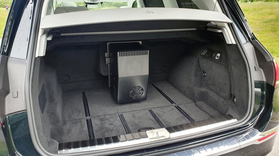 Testowany Maybach był wyposażony w schowek na dwa szampany między oparciami tylnych foteli. Jego montaż oznacza automatycznie zmniejszenie pojemności bagażnika.